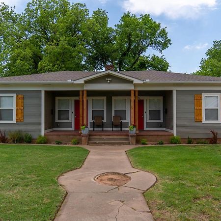 Rock & Roll House, Fiber Internet, Roku Tv, Washer & Dryer, By Dt Chickasha & Leg Lamp! Exterior photo