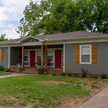 Rock & Roll House, Fiber Internet, Roku Tv, Washer & Dryer, By Dt Chickasha & Leg Lamp! Exterior photo