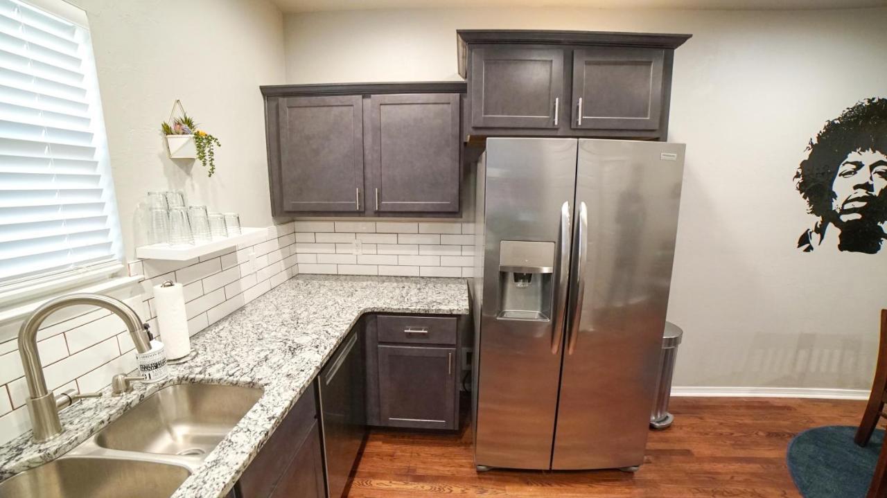 Rock & Roll House, Fiber Internet, Roku Tv, Washer & Dryer, By Dt Chickasha & Leg Lamp! Exterior photo
