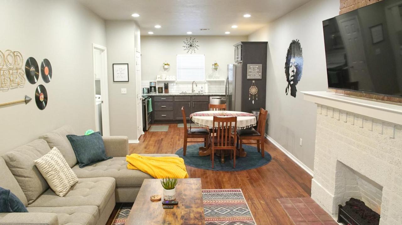 Rock & Roll House, Fiber Internet, Roku Tv, Washer & Dryer, By Dt Chickasha & Leg Lamp! Exterior photo