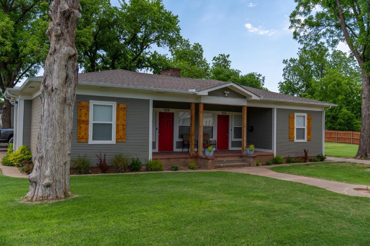 Rock & Roll House, Fiber Internet, Roku Tv, Washer & Dryer, By Dt Chickasha & Leg Lamp! Exterior photo