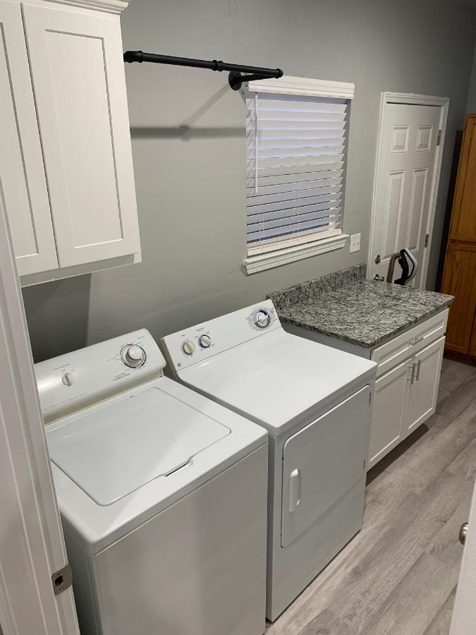 Rock & Roll House, Fiber Internet, Roku Tv, Washer & Dryer, By Dt Chickasha & Leg Lamp! Exterior photo