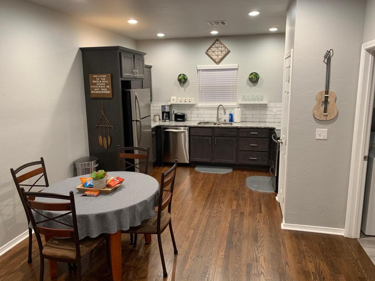 Rock & Roll House, Fiber Internet, Roku Tv, Washer & Dryer, By Dt Chickasha & Leg Lamp! Exterior photo